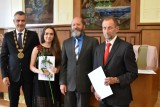 Tanvaldští gymnazisté převzali svá maturitní vysvědčení 2019