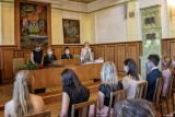 Tanvaldští gymnazisté převzali svá maturitní vysvědčení