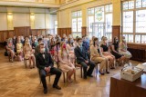 Tanvaldští gymnazisté převzali svá maturitní vysvědčení