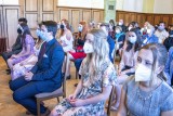 Tanvaldští gymnazisté převzali svá maturitní vysvědčení