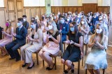 Tanvaldští gymnazisté převzali svá maturitní vysvědčení