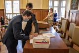 Tanvaldští gymnazisté převzali svá maturitní vysvědčení