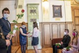Tanvaldští gymnazisté převzali svá maturitní vysvědčení