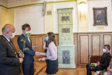 Tanvaldští gymnazisté převzali svá maturitní vysvědčení