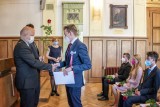 Tanvaldští gymnazisté převzali svá maturitní vysvědčení