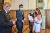 Tanvaldští gymnazisté převzali svá maturitní vysvědčení