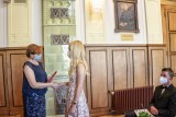 Tanvaldští gymnazisté převzali svá maturitní vysvědčení