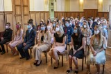 Tanvaldští gymnazisté převzali svá maturitní vysvědčení