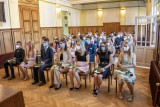 Tanvaldští gymnazisté převzali svá maturitní vysvědčení