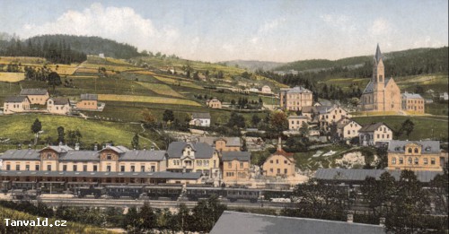 Šumburk s nádražím. Trať Tanvald - Polubný byla otevřena v roce 1902