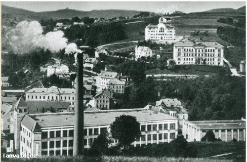 tanvaldská přádelna, v pozadí budova radnice a dnešní gymnázium