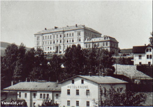 Dnešní gymnázium. Tato původní měšťanská škola byla otevřena v roce 1896.