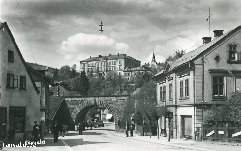 Krkonošská ulice s viaduktem