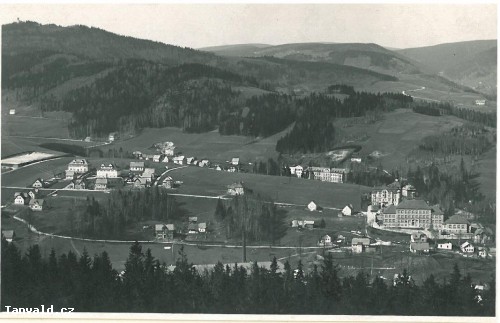 pod budovou radnice stojí obecná měšťanská škola, jejíž stavba probíhala v letech 1924 - 1926