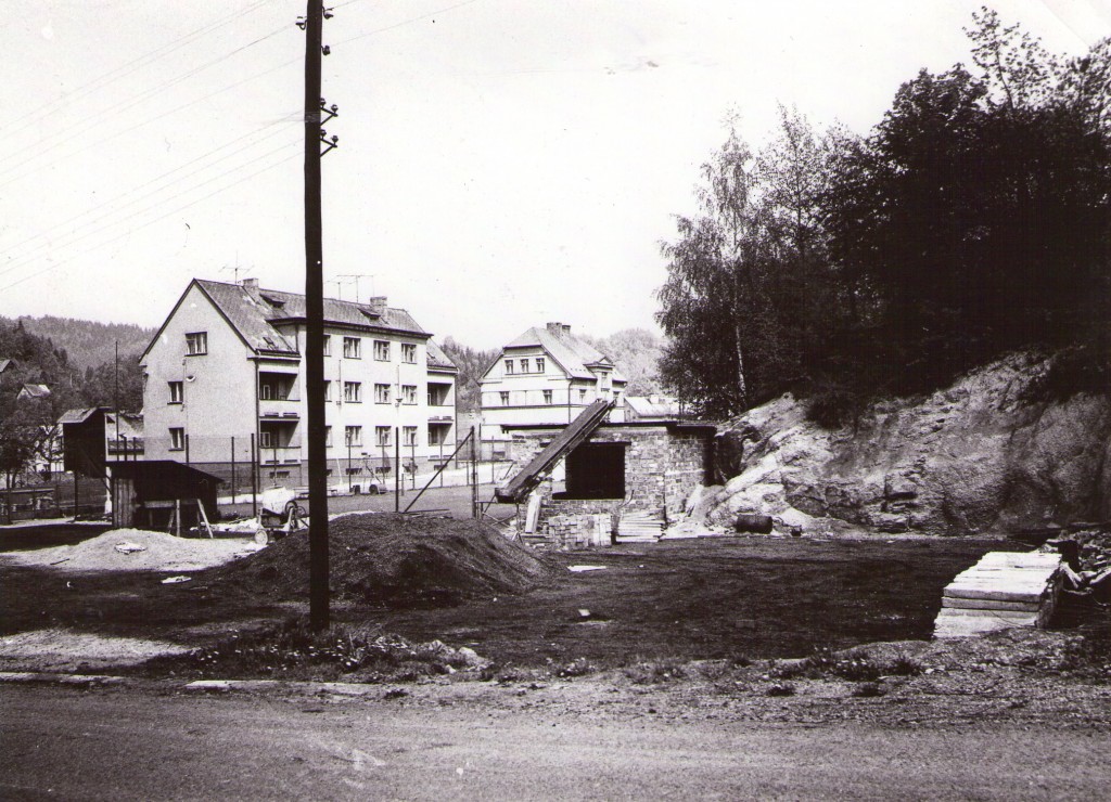 Dnes zde stojí bytový dům č.p. 595 a 596 a bistro Kamélie