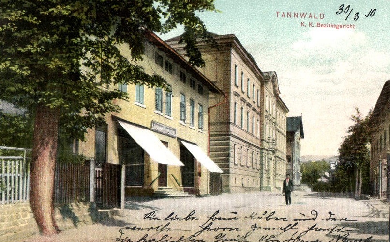 Krkonošská ulice, v popředí budova s prodejnou konfekce (pozdější Maťátko)